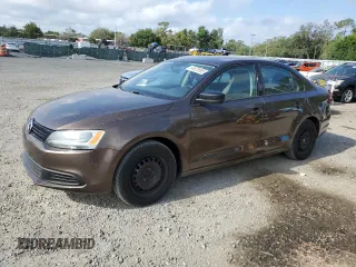 2014 Volkswagen Jetta S z VIN 3VW2K7AJXEM209993, wystawiony jako Copart lot #54920565 z przebiegiem 130 466 mil mil oraz Czysty tytuł • Clean title. Historia ofert i sprzedaży dostępna na DreamBid. Obrazek 1.