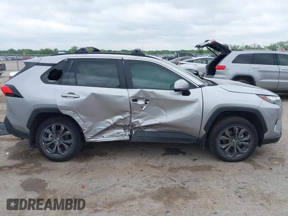 2023 Toyota RAV4 Hybrid XLE Premium z VIN 4T3B6RFV2PU138031, wystawiony jako IAAI lot #42127990 z przebiegiem 14 191 mil mil oraz . Historia ofert i sprzedaży dostępna na DreamBid. Obrazek 13.
