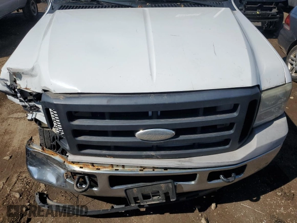 2007 Ford F-250 XL z VIN 1FTNF20517EA27507, wystawiony jako Copart lot #49907075 z przebiegiem 298 441 mil mil oraz Czysty tytuł • Clean title. Historia ofert i sprzedaży dostępna na DreamBid. Obrazek 11.