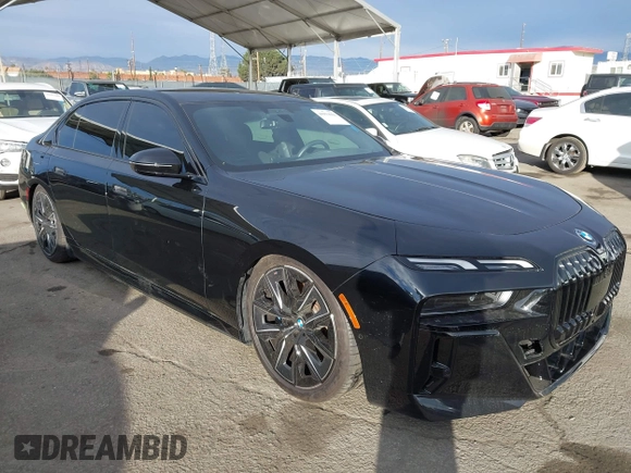 2023 BMW i7 xDrive60 z VIN WBY53EJ08PCN64169, wystawiony jako IAAI lot #40994066 z przebiegiem 6326 mil mil oraz . Historia ofert i sprzedaży dostępna na DreamBid. Obrazek 1.