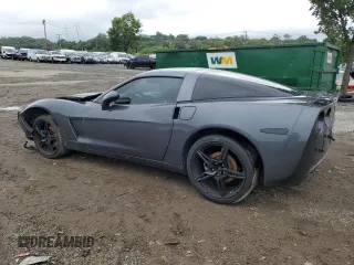 2011 Chevrolet Corvette 1LT z VIN 1G1YE2DW8B5105978, wystawiony jako Copart lot #75264194 z przebiegiem 144 427 mil mil oraz Szkoda całkowita • Salvage title. Historia ofert i sprzedaży dostępna na DreamBid. Obrazek 2.