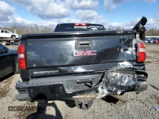 2017 GMC Sierra 2500HD Denali z VIN 1GT12UEG1HF104744, wystawiony jako Copart lot #43969425 z przebiegiem 129 674 mil mil oraz Szkoda całkowita • Salvage title. Historia ofert i sprzedaży dostępna na DreamBid. Obrazek 6.