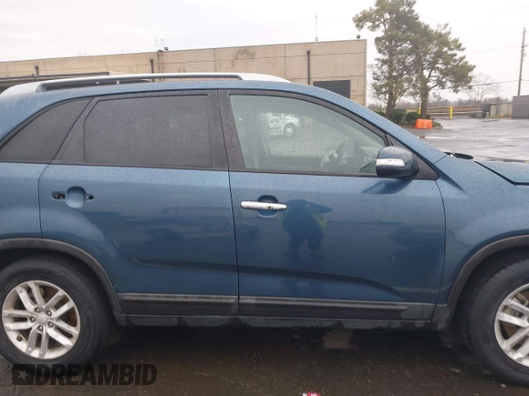 2015 Kia Sorento LX with VIN 5XYKT4A63FG590482, listed as a IAAI auction lot 41477333 with 207,079 mi miles. Bid and sale history available at carsss.com. Image 13.