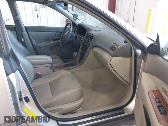 2001 Lexus ES 300 with VIN JT8BF28G710305676, listed as a IAAI auction lot 42142188 with 210,453 mi miles. Bid and sale history available at carsss.com. Image 5.