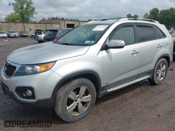 2013 Kia Sorento EX z VIN 5XYKUDA23DG325732, wystawiony jako IAAI lot #42447268 z przebiegiem 233 197 mil mil oraz . Historia ofert i sprzedaży dostępna na DreamBid. Obrazek 2.