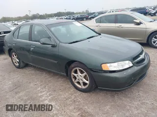 2000 Nissan Altima GXE with VIN 1N4DL01AXYC141108, listed as a IAAI auction lot 41400327 with 194,843 mi miles. Bid and sale history available at carsss.com. Image 1.
