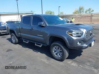 2022 Toyota Tacoma SR5 z VIN 3TMBZ5DN8NM032815, wystawiony jako IAAI lot #42203875 z przebiegiem 51 996 mil mil oraz . Historia ofert i sprzedaży dostępna na DreamBid. Obrazek 1.