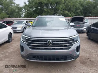 2025 Volkswagen Atlas SE z VIN 1V2HR2CA8SC531486, wystawiony jako IAAI lot #42508906 z przebiegiem 10 565 mil mil oraz . Historia ofert i sprzedaży dostępna na DreamBid. Obrazek 13.