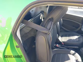 2017 Smart fortwo Pure z VIN WMEFJ9BA9HK226752, wystawiony jako IAAI lot #42420588 z przebiegiem Nie podano mil oraz . Historia ofert i sprzedaży dostępna na DreamBid. Obrazek 8.
