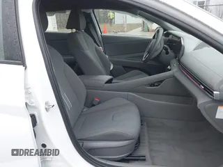 2024 Hyundai Elantra Blue z VIN KMHLM4DJ0RU103318, wystawiony jako IAAI lot #41708421 z przebiegiem 18 328 mil mil oraz . Historia ofert i sprzedaży dostępna na DreamBid. Obrazek 5.