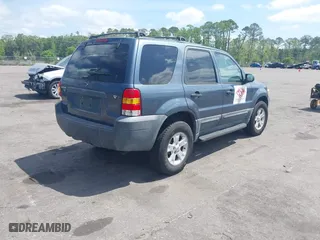2005 Ford Escape XLT with VIN 1FMYU03185KB65040, listed as a IAAI auction lot 42133816 with 132,525 mi miles. Bid and sale history available at carsss.com. Image 4.