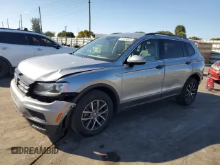 2020 Volkswagen Tiguan SE z VIN 3VV3B7AX8LM036808, wystawiony jako Copart lot #42124825 z przebiegiem 116 297 mil mil oraz Nie do naprawy. Historia ofert i sprzedaży dostępna na DreamBid. Obrazek 1.