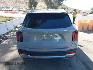 2025 Kia Sorento S z VIN 5XYRL4JC4SG324838, wystawiony jako IAAI lot #42328103 z przebiegiem 9 253 mil mil oraz . Historia ofert i sprzedaży dostępna na DreamBid. Obrazek 17.