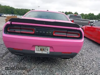 2018 Dodge Challenger SXT z VIN 2C3CDZAG8JH310769, wystawiony jako IAAI lot #42398650 z przebiegiem 136 012 mil mil oraz . Historia ofert i sprzedaży dostępna na DreamBid. Obrazek 16.