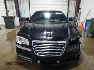 2014 Chrysler 300 z VIN 2C3CCAAG0EH132608, wystawiony jako Copart lot #59217075 z przebiegiem 215 836 mil mil oraz Szkoda całkowita • Salvage title. Historia ofert i sprzedaży dostępna na DreamBid. Obrazek 5.