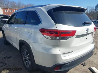 2019 Toyota Highlander SE with VIN 5TDJZRFH5KS933386, listed as a IAAI auction lot 41807949 with 49,661 mi miles. Bid and sale history available at carsss.com. Image 3.