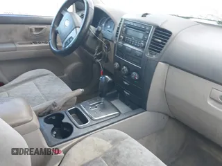 2008 Kia Sorento LX z VIN KNDJD735785851672, wystawiony jako IAAI lot #41417473 z przebiegiem 173 202 mil mil oraz . Historia ofert i sprzedaży dostępna na DreamBid. Obrazek 5.