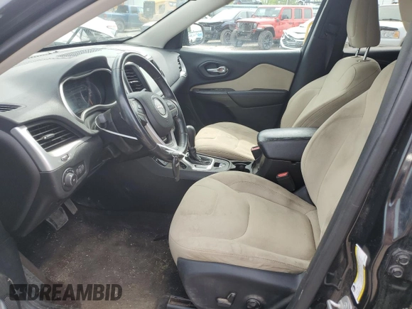2017 Jeep Cherokee Latitude z VIN 1C4PJLCB9HW540899, wystawiony jako Copart lot #58248955 z przebiegiem 131 871 mil mil oraz Szkoda całkowita • Salvage title. Historia ofert i sprzedaży dostępna na DreamBid. Obrazek 7.
