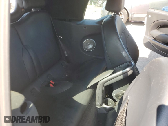 2006 MINI Convertible S с VIN WMWRH33546TF85908, выставлен на аукционе Copart как лот 61363025 с пробегом 105 053 миль миль и Списание • Salvage title. История ставок и продаж доступна на DreamBid. Изображение 10.