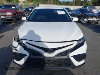 2023 Toyota Camry SE z VIN 4T1G11AK4PU148829, wystawiony jako IAAI lot #42250792 z przebiegiem 23 322 mil mil oraz . Historia ofert i sprzedaży dostępna na DreamBid. Obrazek 12.