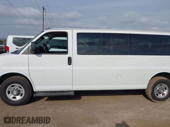 2020 Chevrolet Express Passenger LT z VIN 1GAZGPFG8L1209896, wystawiony jako IAAI lot #41509992 z przebiegiem 240 207 mil mil oraz . Historia ofert i sprzedaży dostępna na DreamBid. Obrazek 14.