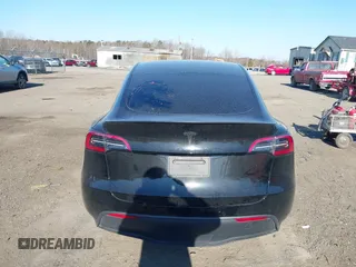 2022 Tesla Model Y Performance with VIN 7SAYGDEF0NF447460, listed as a IAAI auction lot 41670250 with 28,287 mi miles. Bid and sale history available at carsss.com. Image 17.