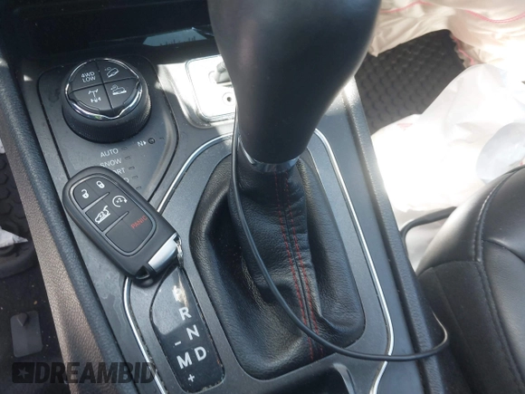 2019 Jeep Cherokee Trailhawk with VIN 1C4PJMBXXKD433284, listed as a IAAI auction lot 42020051 with 57,089 mi miles and . Bid and sale history available at DreamBid. Image 11.