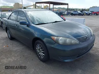 2005 Toyota Camry LE z VIN 4T1BE30K25U398675, wystawiony jako IAAI lot #41923096 z przebiegiem 174 453 mil mil oraz . Historia ofert i sprzedaży dostępna na DreamBid. Obrazek 1.