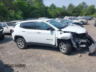 2024 Jeep Compass Latitude with VIN 3C4NJDBN4RT124422, listed as a IAAI auction lot 42152395 with 33,567 mi miles. Bid and sale history available at carsss.com. Image 13.