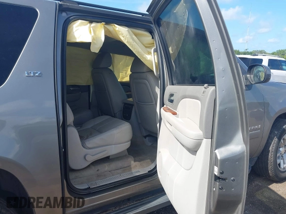 2007 Chevrolet Suburban LS with VIN 1GNFC16J77R260500, listed as a IAAI auction lot 42787990 with 167,163 mi miles and . Bid and sale history available at DreamBid. Image 8.