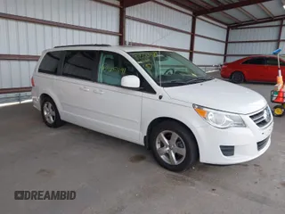 2011 Volkswagen Routan z VIN 2V4RW5DG9BR750098, wystawiony jako IAAI lot #42005891 z przebiegiem 153 045 mil mil oraz . Historia ofert i sprzedaży dostępna na DreamBid. Obrazek 1.