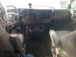 2017 Chevrolet Express Passenger LT z VIN 1GAZGPFG0H1339243, wystawiony jako Copart lot #51465385 z przebiegiem 116 263 mil mil oraz Szkoda całkowita • Salvage title. Historia ofert i sprzedaży dostępna na DreamBid. Obrazek 8.
