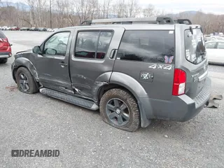 2008 Nissan Pathfinder S z VIN 5N1AR18B48C650137, wystawiony jako IAAI lot #41467663 z przebiegiem 300 846 mil mil oraz . Historia ofert i sprzedaży dostępna na DreamBid. Obrazek 3.