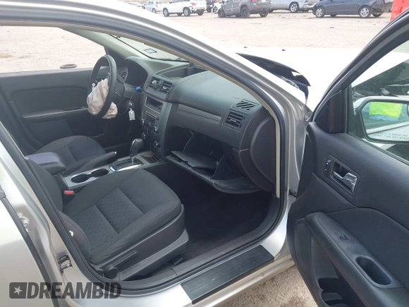 2012 Ford Fusion SE z VIN 3FAHP0HA8CR117122, wystawiony jako IAAI lot #42215141 z przebiegiem 158 703 mil mil oraz . Historia ofert i sprzedaży dostępna na DreamBid. Obrazek 5.