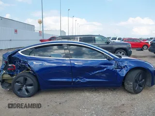 2019 Tesla Model 3 Mid Range z VIN 5YJ3E1EA8KF308947, wystawiony jako IAAI lot #39617997 z przebiegiem 70 831 mil mil oraz . Historia ofert i sprzedaży dostępna na DreamBid. Obrazek 13.