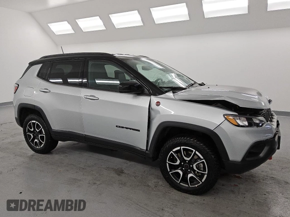 2025 Jeep Compass Trailhawk с VIN 3C4NJDDN4ST523821, выставлен на аукционе Copart как лот 61833225 с пробегом 22 208 миль миль и Чистый • Clean title. История ставок и продаж доступна на DreamBid. Изображение 4.