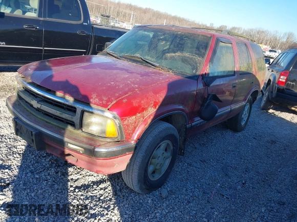 1997 Chevrolet Blazer LS z VIN 1GNDT13W3V2232285, wystawiony jako IAAI lot #41710231 z przebiegiem 1 930 079 mil mil oraz . Historia ofert i sprzedaży dostępna na DreamBid. Obrazek 2.