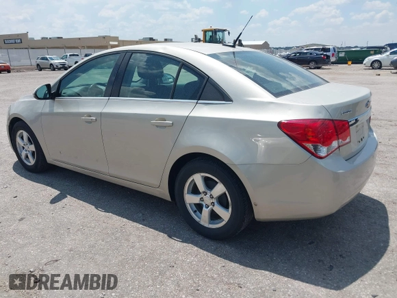 2014 Chevrolet Cruze 1LT z VIN 1G1PC5SB3E7267089, wystawiony jako IAAI lot #42723689 z przebiegiem 113 529 mil mil oraz . Historia ofert i sprzedaży dostępna na DreamBid. Obrazek 3.