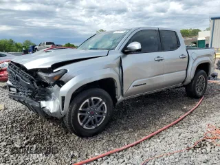 2024 Toyota Tacoma SR5 z VIN 3TYLB5JNXRT055228, wystawiony jako Copart lot #55408775 z przebiegiem 5 658 mil mil oraz Szkoda całkowita • Salvage title. Historia ofert i sprzedaży dostępna na DreamBid. Obrazek 1.