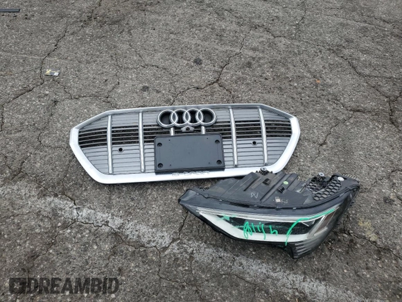 2019 Audi e-tron Premium Plus с VIN WA1LABGE4KB021801, выставлен на аукционе Copart как лот 59353315 с пробегом 59 215 миль миль и Списание • Salvage title. История ставок и продаж доступна на DreamBid. Изображение 13.