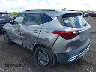 2023 Kia Seltos S z VIN KNDEU2AA7P7457600, wystawiony jako IAAI lot #42238448 z przebiegiem 21 074 mil mil oraz . Historia ofert i sprzedaży dostępna na DreamBid. Obrazek 3.
