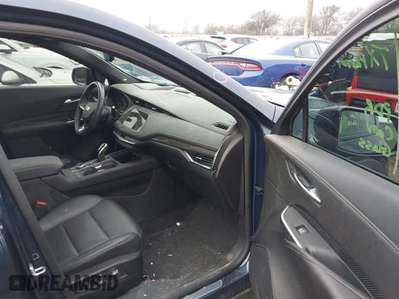 2022 Cadillac XT4 FWD Sport with VIN 1GYFZER44NF151862, listed as a IAAI auction lot 41429850 with 9,854 mi miles. Bid and sale history available at carsss.com. Image 5.