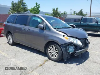 2017 Toyota Sienna XLE Auto Access Seat z VIN 5TDYZ3DC7HS849002, wystawiony jako IAAI lot #42500603 z przebiegiem 106 955 mil mil oraz . Historia ofert i sprzedaży dostępna na DreamBid. Obrazek 1.