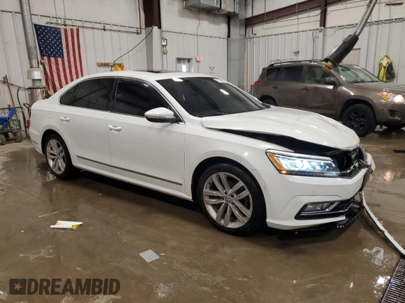2018 Volkswagen Passat SEL Premium z VIN 1VWCA7A38JC029626, wystawiony jako Copart lot #52119595 z przebiegiem 63 342 mil mil oraz Nie do naprawy • Non repairable. Historia ofert i sprzedaży dostępna na DreamBid. Obrazek 4.