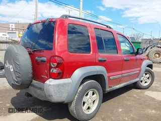 2007 Jeep Liberty Sport with VIN 1J4GL48K47W712628, listed as a IAAI auction lot 42018928 with 176,326 mi miles. Bid and sale history available at carsss.com. Image 4.