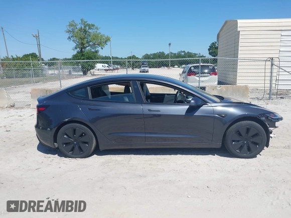 2024 Tesla Model 3 z VIN 5YJ3E1EA6RF747946, wystawiony jako IAAI lot #42042903 z przebiegiem 13 999 mil mil oraz . Historia ofert i sprzedaży dostępna na DreamBid. Obrazek 14.
