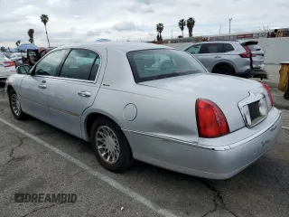 2002 Lincoln Town Car Signature z VIN 1LNHM82W52Y661319, wystawiony jako Copart lot #47887325 z przebiegiem 88 713 mil mil oraz Szkoda całkowita • Salvage title. Historia ofert i sprzedaży dostępna na DreamBid. Obrazek 2.
