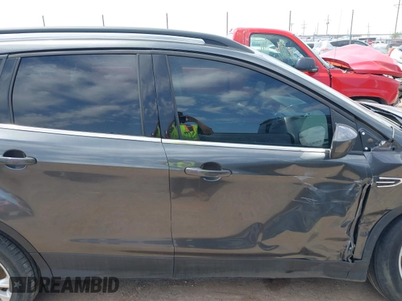 2018 Ford Escape SE z VIN 1FMCU9G98JUC13620, wystawiony jako IAAI lot #42011272 z przebiegiem 71 677 mil mil oraz . Historia ofert i sprzedaży dostępna na DreamBid. Obrazek 13.