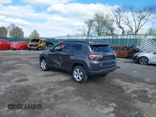 2019 Jeep Compass Latitude z VIN 3C4NJDBB3KT849487, wystawiony jako IAAI lot #41996602 z przebiegiem 45 138 mil mil oraz . Historia ofert i sprzedaży dostępna na DreamBid. Obrazek 3.