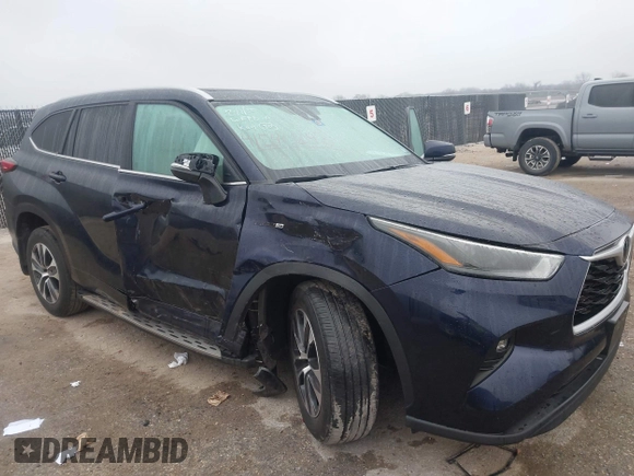 2022 Toyota Highlander XLE z VIN 5TDGZRAH5NS559562, wystawiony jako IAAI lot #41540293 z przebiegiem 36 421 mil mil oraz . Historia ofert i sprzedaży dostępna na DreamBid. Obrazek 6.
